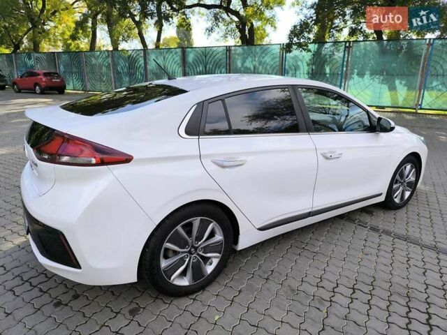 Хендай Ioniq 2017 в Одессе на Automoto.ua Белый Хендай Ioniq, объемом двигателя 1.6 л и пробегом 92 тыс. км за 12888 $, фото 5 на Automoto.ua