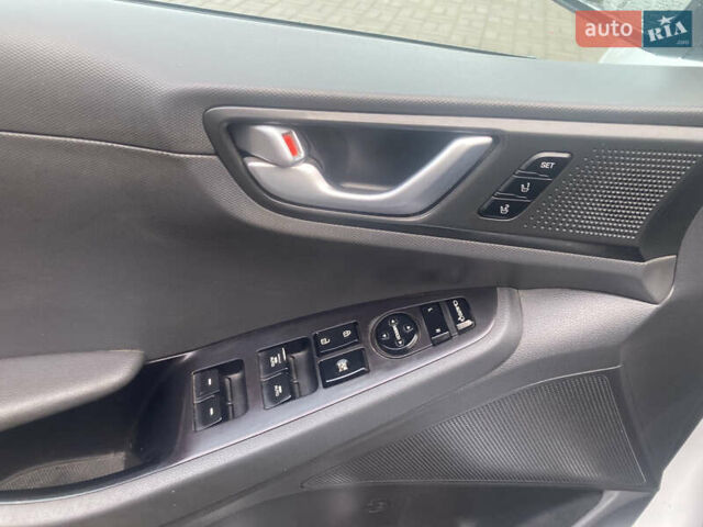 Білий Хендай Ioniq, об'ємом двигуна 0 л та пробігом 198 тис. км за 8800 $, фото 18 на Automoto.ua