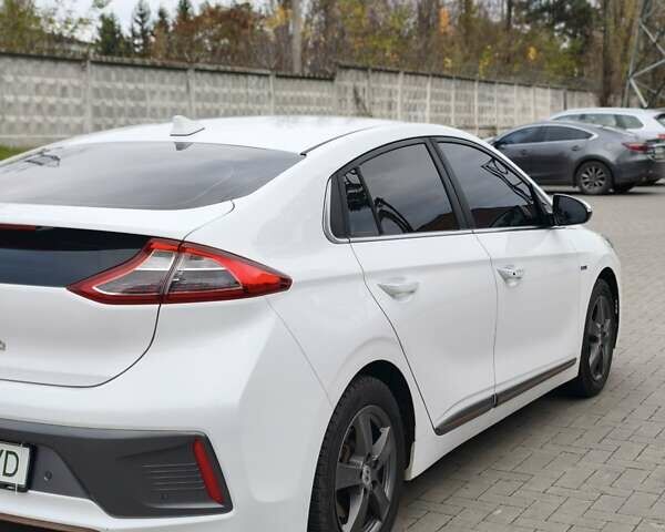 Белый Хендай Ioniq, объемом двигателя 0 л и пробегом 142 тыс. км за 13300 $, фото 11 на Automoto.ua