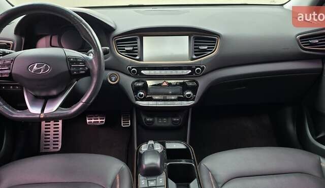 Хендай Ioniq 2017 в Кривом Роге на Automoto.ua Белый Хендай Ioniq, объемом двигателя 0 л и пробегом 69 тыс. км за 15900 $, фото 12 на Automoto.ua