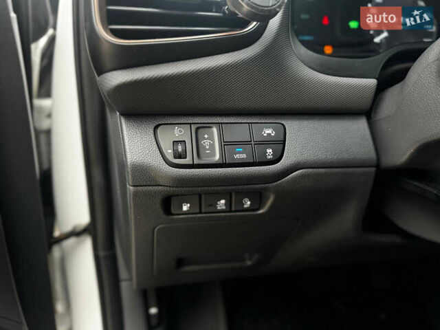 Белый Хендай Ioniq, объемом двигателя 0 л и пробегом 119 тыс. км за 10500 $, фото 7 на Automoto.ua
