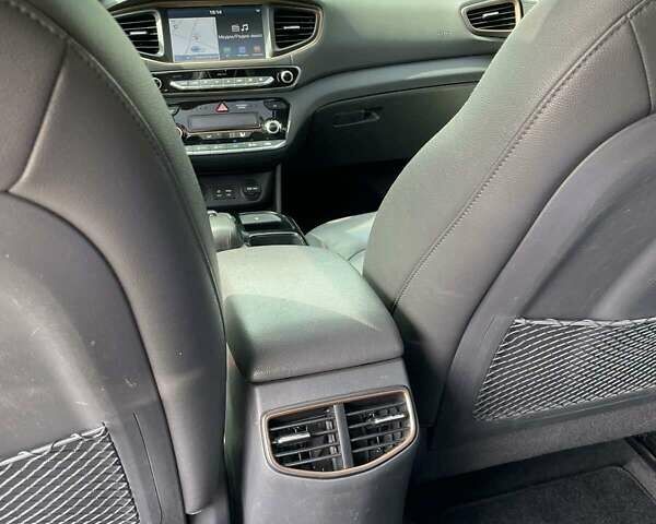 Белый Хендай Ioniq, объемом двигателя 0 л и пробегом 102 тыс. км за 13000 $, фото 13 на Automoto.ua