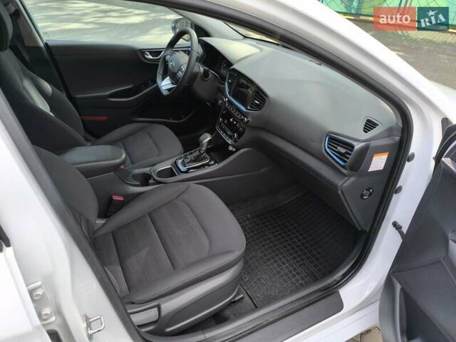 Хендай Ioniq 2017 в Одессе на Automoto.ua Белый Хендай Ioniq, объемом двигателя 1.6 л и пробегом 92 тыс. км за 12888 $, фото 24 на Automoto.ua