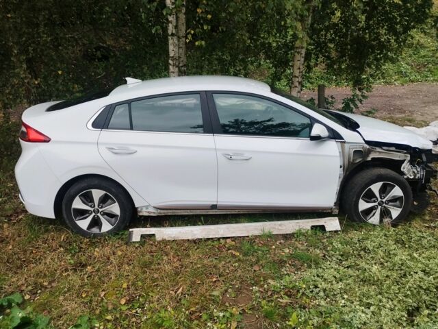 Белый Хендай Ioniq, объемом двигателя 0 л и пробегом 120 тыс. км за 9000 $, фото 7 на Automoto.ua