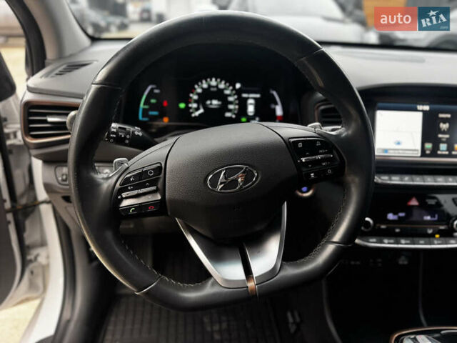Белый Хендай Ioniq, объемом двигателя 0 л и пробегом 118 тыс. км за 10750 $, фото 13 на Automoto.ua
