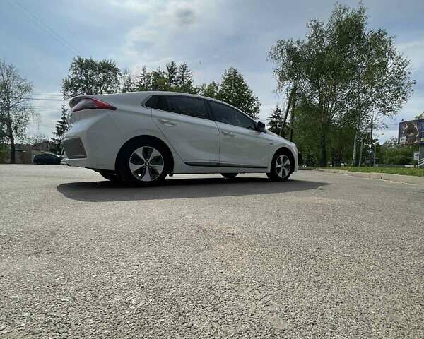Белый Хендай Ioniq, объемом двигателя 0 л и пробегом 102 тыс. км за 13000 $, фото 23 на Automoto.ua