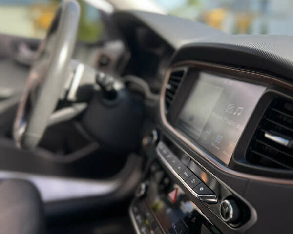 Белый Хендай Ioniq, объемом двигателя 0 л и пробегом 150 тыс. км за 11900 $, фото 7 на Automoto.ua