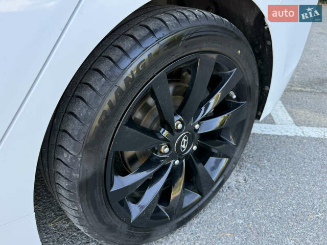 Білий Хендай Ioniq, об'ємом двигуна 0 л та пробігом 77 тис. км за 12799 $, фото 33 на Automoto.ua