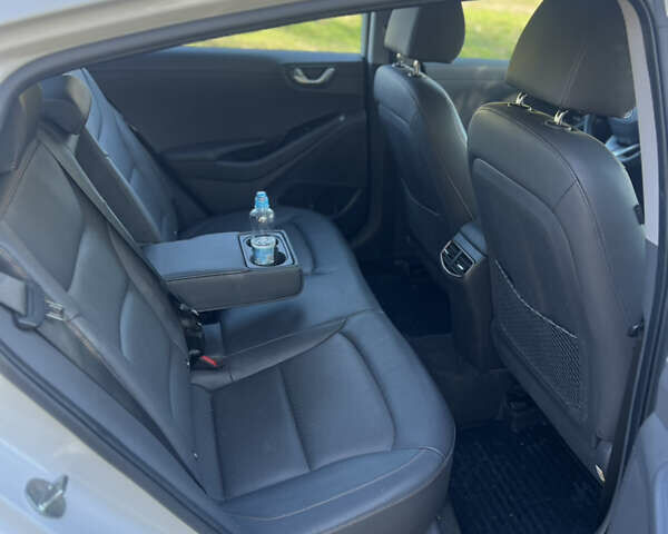 Білий Хендай Ioniq, об'ємом двигуна 0 л та пробігом 118 тис. км за 12999 $, фото 8 на Automoto.ua