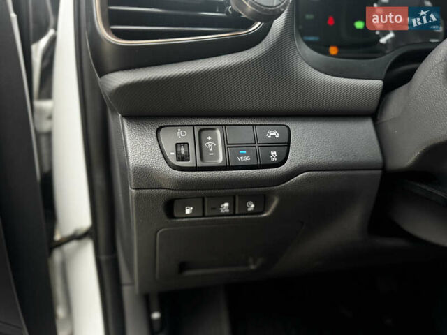 Белый Хендай Ioniq, объемом двигателя 0 л и пробегом 118 тыс. км за 10750 $, фото 11 на Automoto.ua