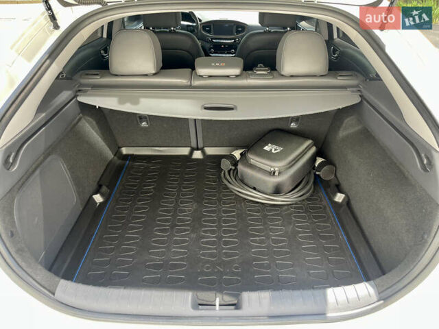 Белый Хендай Ioniq, объемом двигателя 0 л и пробегом 87 тыс. км за 17000 $, фото 19 на Automoto.ua