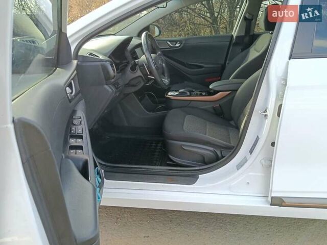 Белый Хендай Ioniq, объемом двигателя 0 л и пробегом 119 тыс. км за 12700 $, фото 6 на Automoto.ua