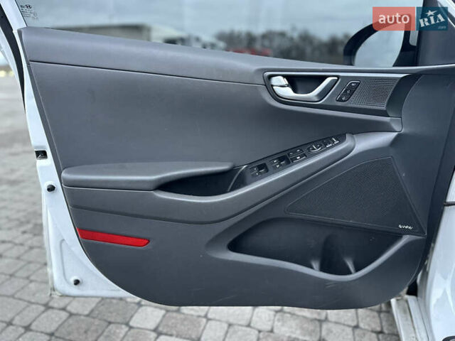 Белый Хендай Ioniq, объемом двигателя 0 л и пробегом 155 тыс. км за 11450 $, фото 7 на Automoto.ua