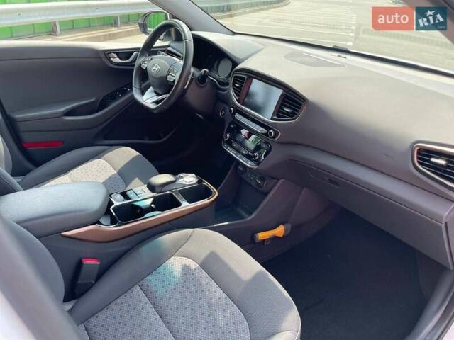 Білий Хендай Ioniq, об'ємом двигуна 0 л та пробігом 158 тис. км за 12700 $, фото 23 на Automoto.ua