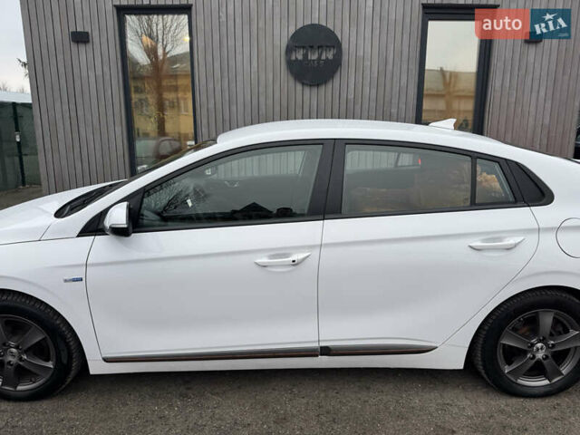 Белый Хендай Ioniq, объемом двигателя 0 л и пробегом 156 тыс. км за 11600 $, фото 5 на Automoto.ua