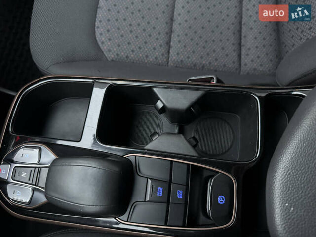 Белый Хендай Ioniq, объемом двигателя 0 л и пробегом 156 тыс. км за 11600 $, фото 17 на Automoto.ua