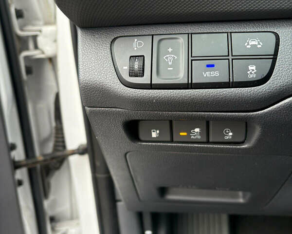 Белый Хендай Ioniq, объемом двигателя 0 л и пробегом 70 тыс. км за 10300 $, фото 25 на Automoto.ua