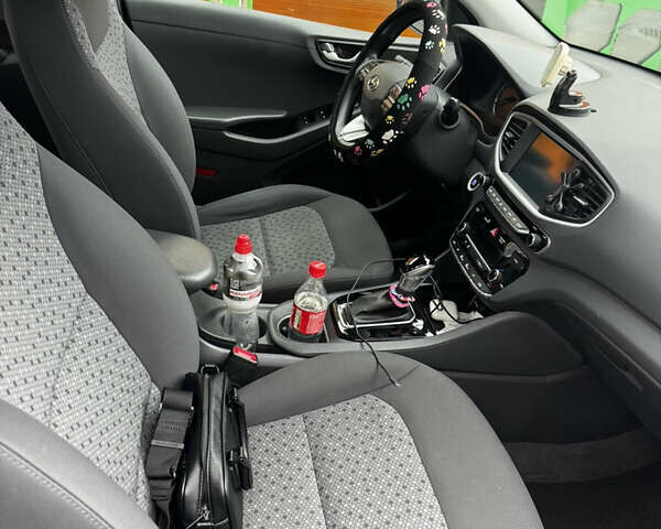 Белый Хендай Ioniq, объемом двигателя 1.6 л и пробегом 149 тыс. км за 12500 $, фото 3 на Automoto.ua
