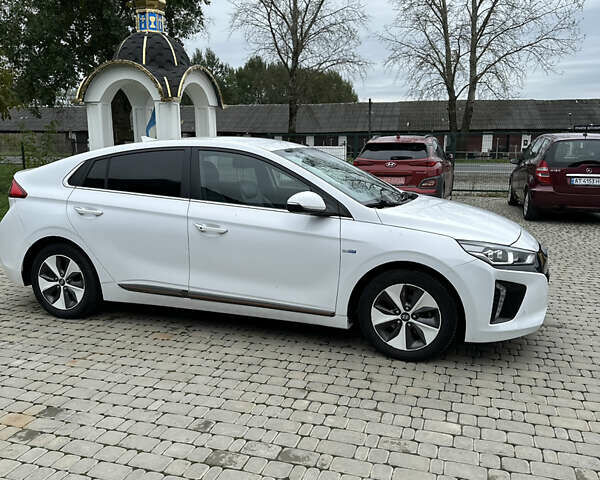 Белый Хендай Ioniq, объемом двигателя 0 л и пробегом 160 тыс. км за 11850 $, фото 6 на Automoto.ua