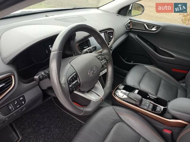 Белый Хендай Ioniq, объемом двигателя 0 л и пробегом 118 тыс. км за 11850 $, фото 21 на Automoto.ua
