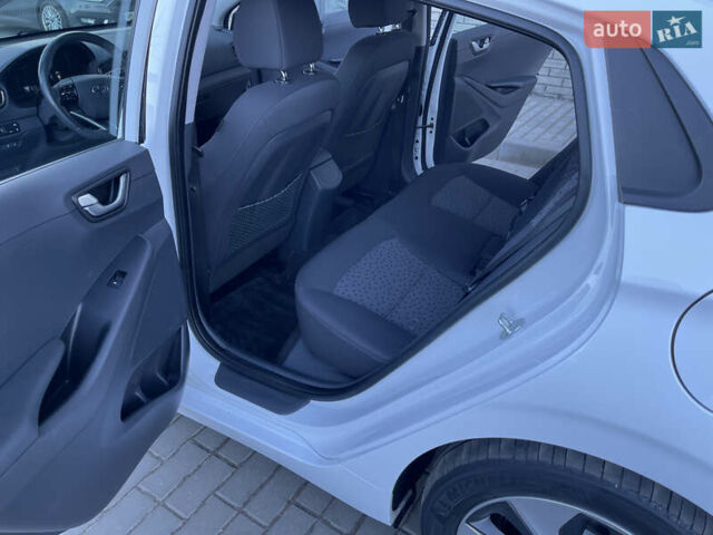 Белый Хендай Ioniq, объемом двигателя 0 л и пробегом 154 тыс. км за 10950 $, фото 16 на Automoto.ua