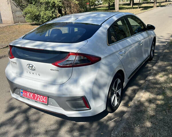 Белый Хендай Ioniq, объемом двигателя 0 л и пробегом 93 тыс. км за 13500 $, фото 1 на Automoto.ua