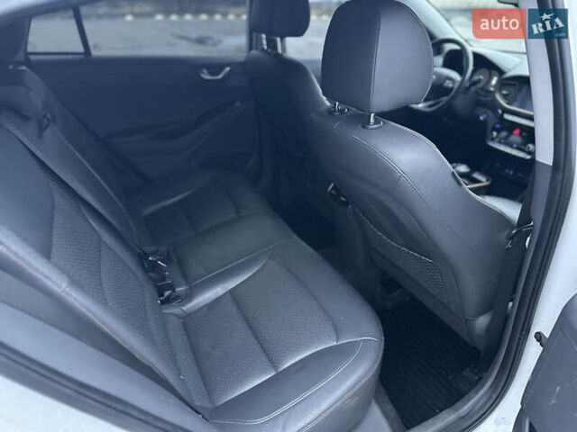 Белый Хендай Ioniq, объемом двигателя 0 л и пробегом 155 тыс. км за 11450 $, фото 18 на Automoto.ua