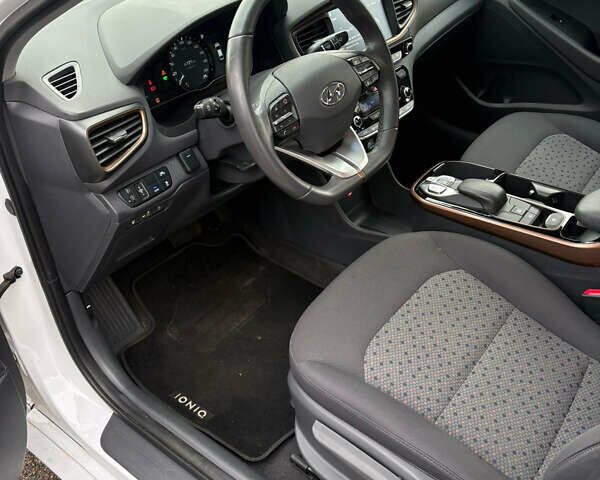 Белый Хендай Ioniq, объемом двигателя 0 л и пробегом 70 тыс. км за 10300 $, фото 17 на Automoto.ua