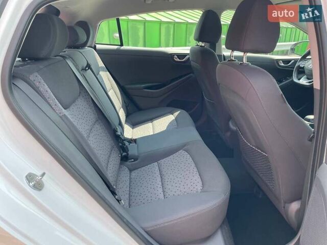 Білий Хендай Ioniq, об'ємом двигуна 0 л та пробігом 158 тис. км за 12700 $, фото 18 на Automoto.ua