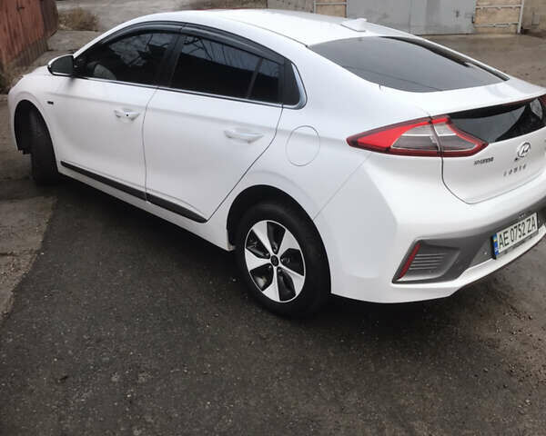 Білий Хендай Ioniq, об'ємом двигуна 0 л та пробігом 124 тис. км за 13500 $, фото 6 на Automoto.ua