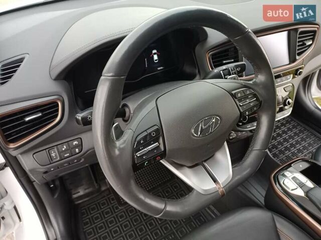 Белый Хендай Ioniq, объемом двигателя 0 л и пробегом 102 тыс. км за 12650 $, фото 33 на Automoto.ua