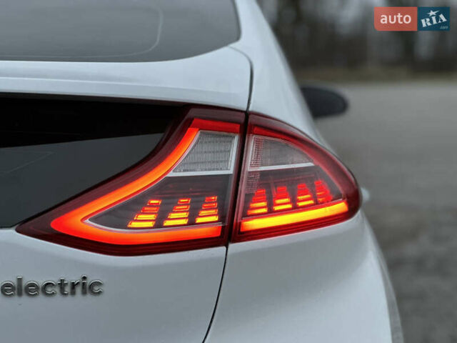 Белый Хендай Ioniq, объемом двигателя 0 л и пробегом 155 тыс. км за 11450 $, фото 6 на Automoto.ua