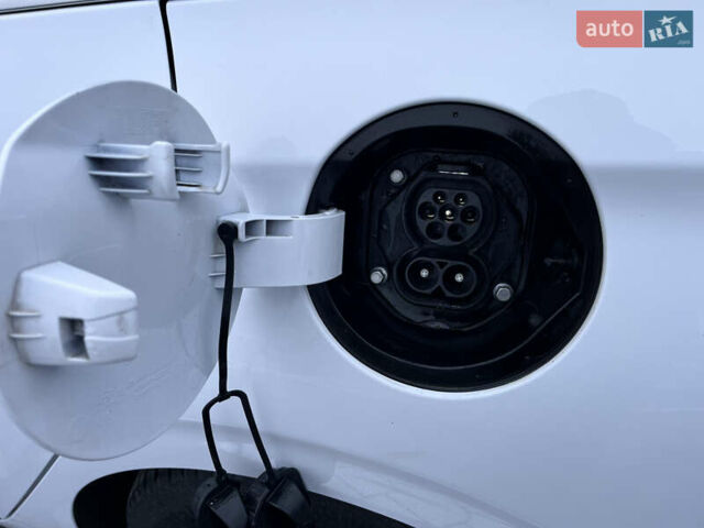 Белый Хендай Ioniq, объемом двигателя 0 л и пробегом 63 тыс. км за 14000 $, фото 7 на Automoto.ua