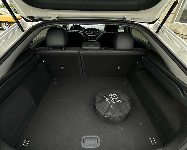 Белый Хендай Ioniq, объемом двигателя 0 л и пробегом 160 тыс. км за 11850 $, фото 33 на Automoto.ua