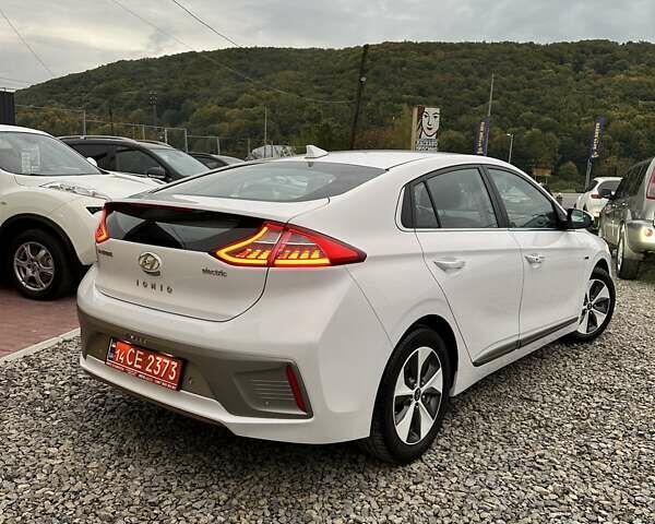 Белый Хендай Ioniq, объемом двигателя 0 л и пробегом 84 тыс. км за 12990 $, фото 8 на Automoto.ua