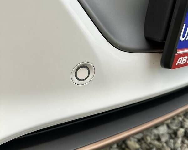 Белый Хендай Ioniq, объемом двигателя 0 л и пробегом 84 тыс. км за 12990 $, фото 13 на Automoto.ua