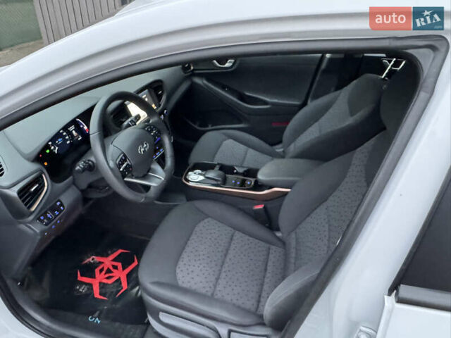 Белый Хендай Ioniq, объемом двигателя 0 л и пробегом 156 тыс. км за 11600 $, фото 14 на Automoto.ua