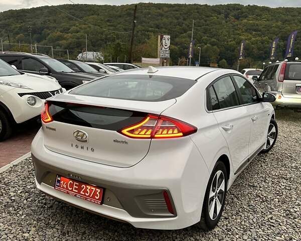 Белый Хендай Ioniq, объемом двигателя 0 л и пробегом 84 тыс. км за 12990 $, фото 7 на Automoto.ua