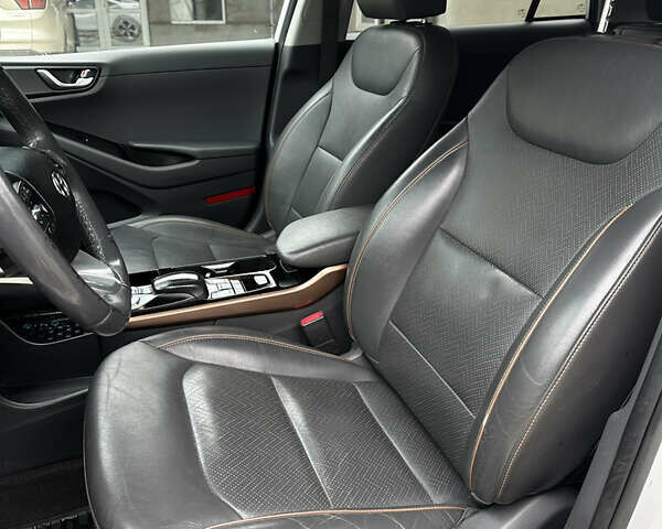 Белый Хендай Ioniq, объемом двигателя 0 л и пробегом 160 тыс. км за 11850 $, фото 30 на Automoto.ua