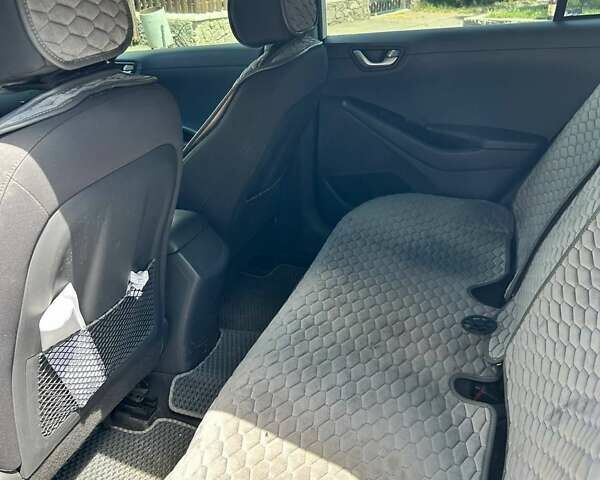 Білий Хендай Ioniq, об'ємом двигуна 0 л та пробігом 108 тис. км за 13500 $, фото 4 на Automoto.ua