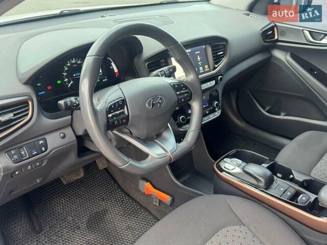 Белый Хендай Ioniq, объемом двигателя 0 л и пробегом 95 тыс. км за 12500 $, фото 20 на Automoto.ua