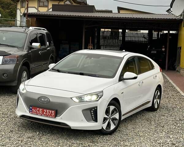 Белый Хендай Ioniq, объемом двигателя 0 л и пробегом 84 тыс. км за 12990 $, фото 2 на Automoto.ua