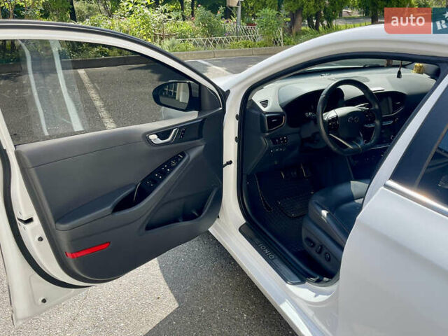 Белый Хендай Ioniq, объемом двигателя 0 л и пробегом 87 тыс. км за 17000 $, фото 13 на Automoto.ua