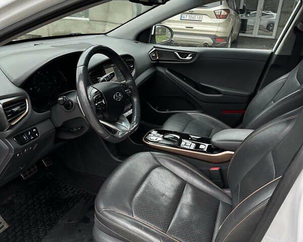 Белый Хендай Ioniq, объемом двигателя 0 л и пробегом 160 тыс. км за 11850 $, фото 12 на Automoto.ua