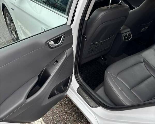 Білий Хендай Ioniq, об'ємом двигуна 0 л та пробігом 51 тис. км за 14900 $, фото 8 на Automoto.ua
