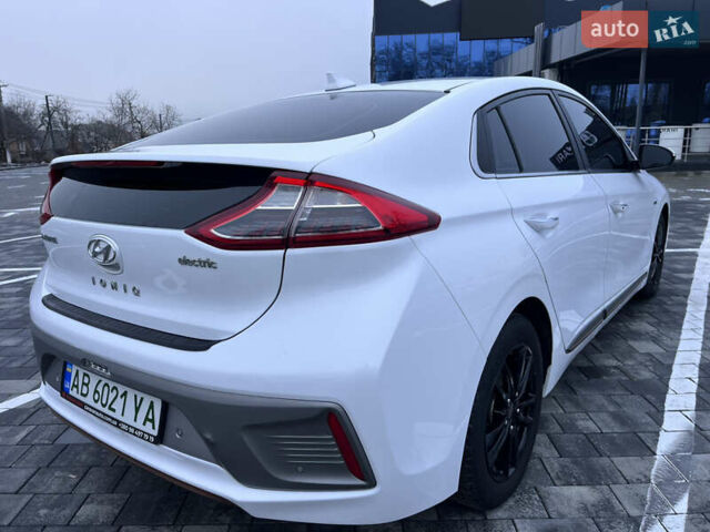 Белый Хендай Ioniq, объемом двигателя 0 л и пробегом 63 тыс. км за 14000 $, фото 4 на Automoto.ua