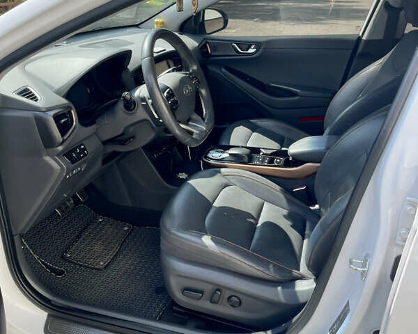 Белый Хендай Ioniq, объемом двигателя 0 л и пробегом 87 тыс. км за 17000 $, фото 11 на Automoto.ua