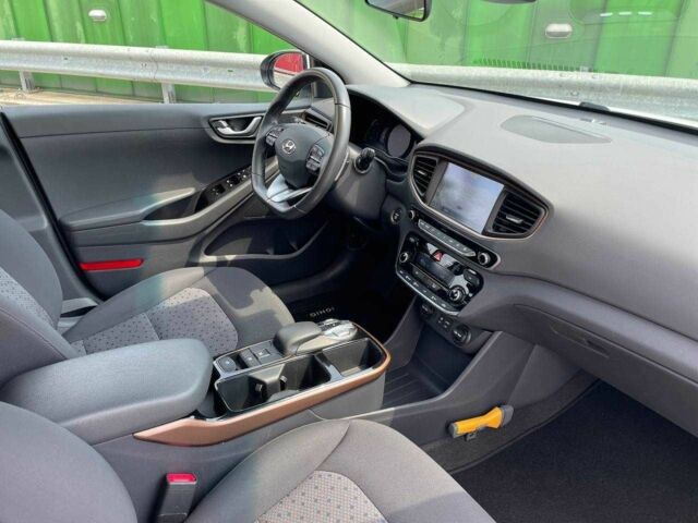 Белый Хендай Ioniq, объемом двигателя 0 л и пробегом 158 тыс. км за 12700 $, фото 11 на Automoto.ua