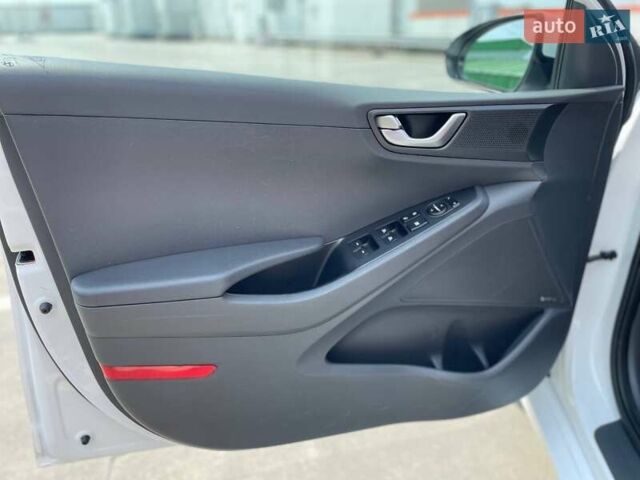 Білий Хендай Ioniq, об'ємом двигуна 0 л та пробігом 158 тис. км за 12700 $, фото 7 на Automoto.ua