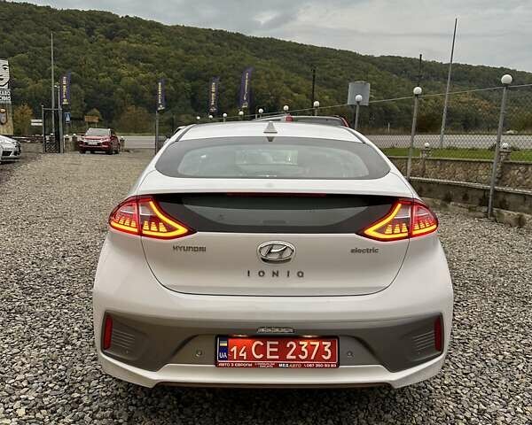 Белый Хендай Ioniq, объемом двигателя 0 л и пробегом 84 тыс. км за 12990 $, фото 6 на Automoto.ua